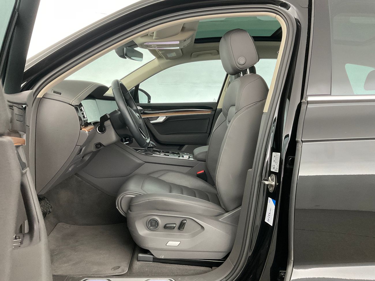 فولكس واجن طوارق Highline | National Day Celebration | شامل الضمان | 0 ﺪﻔﻋﺓ ﺃﻮﻟﻯ