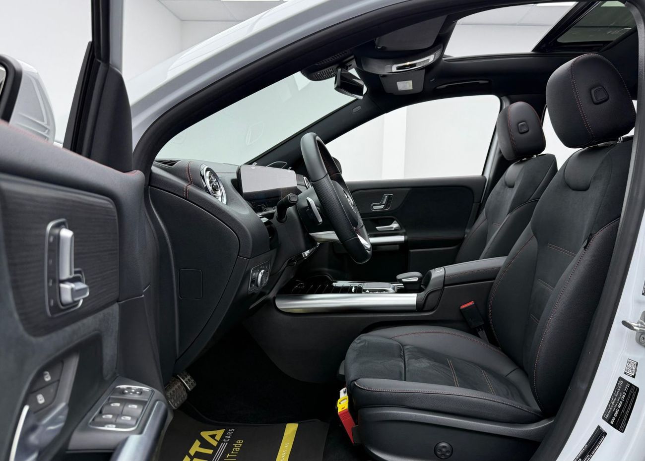 مرسيدس بنز EQA 350 SUV 2023 Mercedes Benz EQA 350 4Matic, 2032 MB Warranty + Service Pack, Very Low Km, GCC