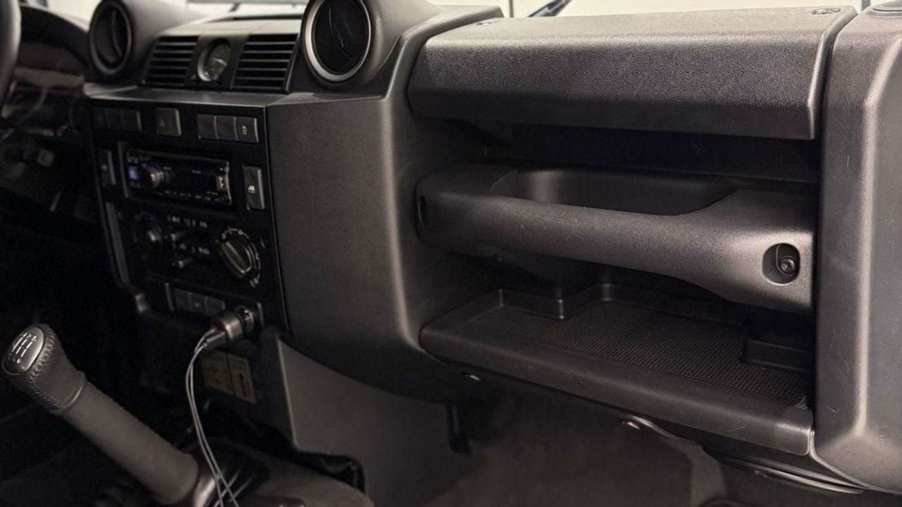 Land Rover Defender 110 Land Rover Defender 2015 GCC specs