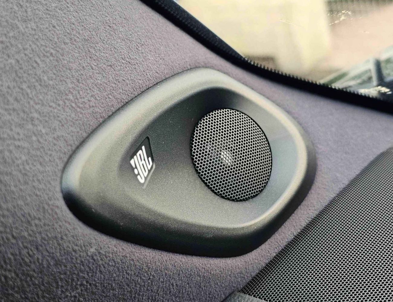 Toyota Land Cruiser VX /4.0L PETROL V6 /RADAR /BIG DVD/JBL SPEAKERS / REAR ENTERTAINMENT DVD /MID OPTION (CODE#VX4MA)