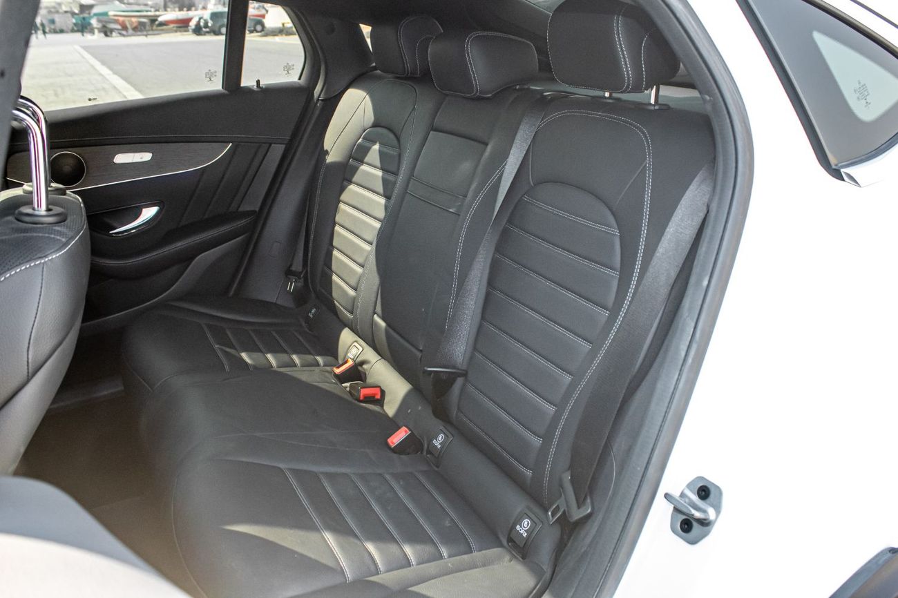 مرسيدس بنز GLC 300 4MATIC 2.0L