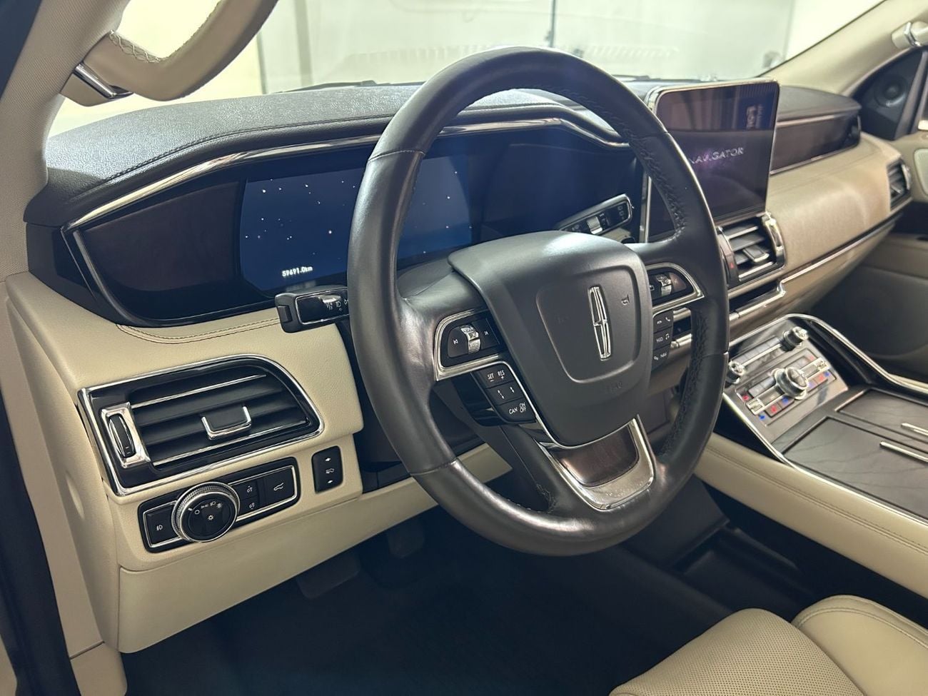 Lincoln Navigator Reserve 3.5L N1521 / FREE Insurance + Registration / AL TAYER MOTORS / AL QOUZ SHOWROOM