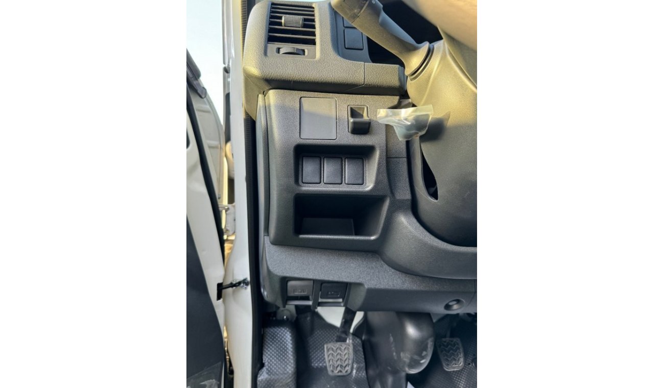 تويوتا هاياس Toyota haice 3.0 Deisel Engine 15 seater  White color Interior black