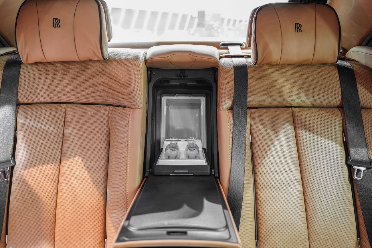 رولز رويس فانتوم Rear Entertainment, Bespoke Audio, Starlight Roof, GCC Spec!!