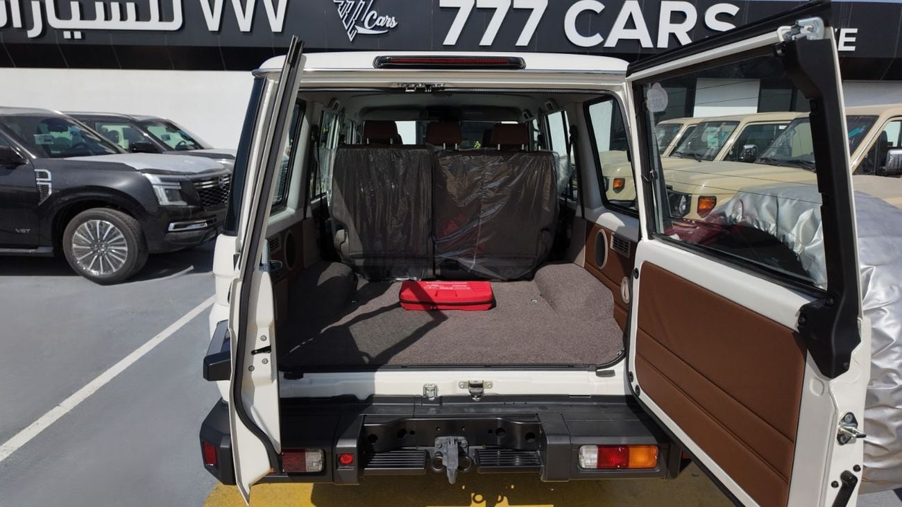 Toyota Land Cruiser TOYOTA LAND CRUISER HARD-TOP (70 SERIES) A/T 4.0L - 2025