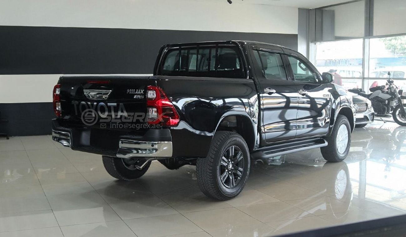 تويوتا هيلوكس SR5 DC . 4.0L . Petrol . 4WD . 6-Speed Automatic . 5 Seats . 4 Doors