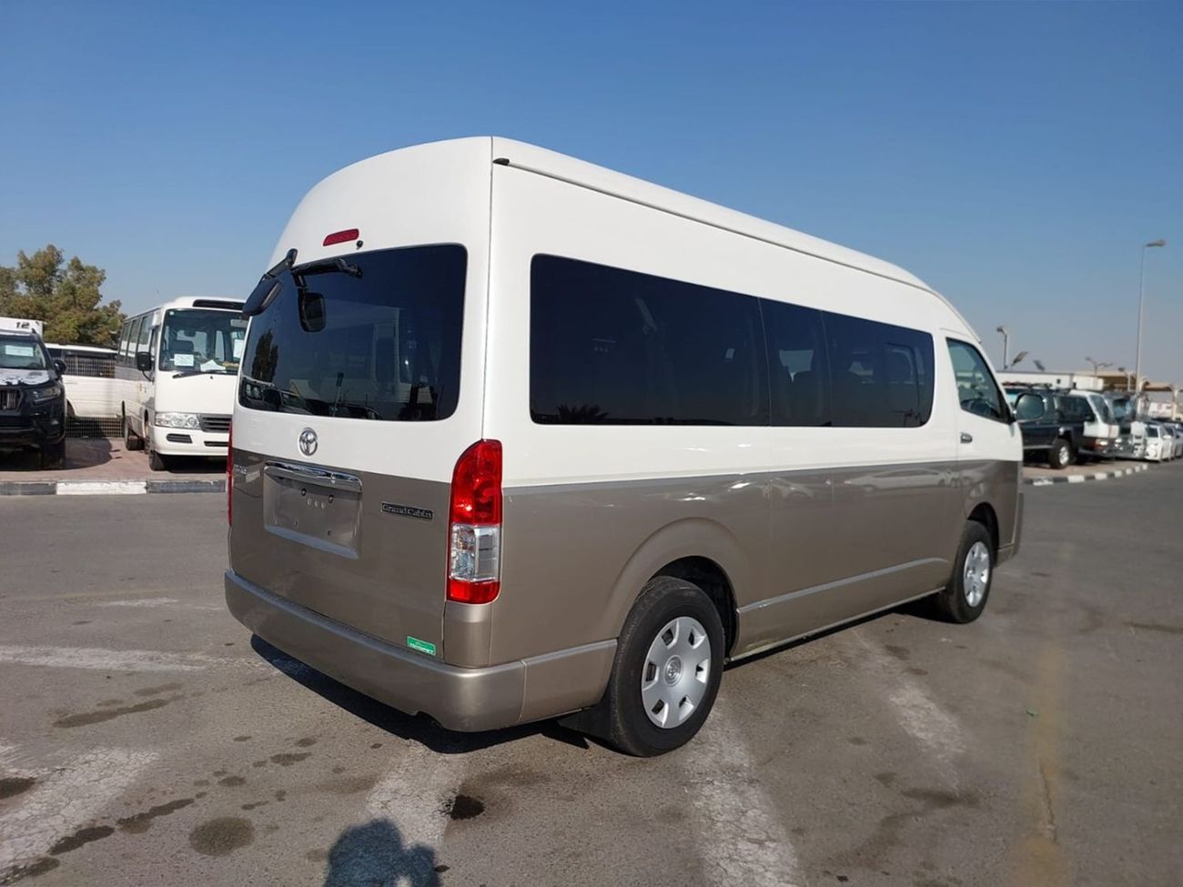Toyota Hiace TOYOTA HIACE COMMUTER VAN RHD 2016 MODEL 2.7 L PETROL AUTOMATIC(PM10044)