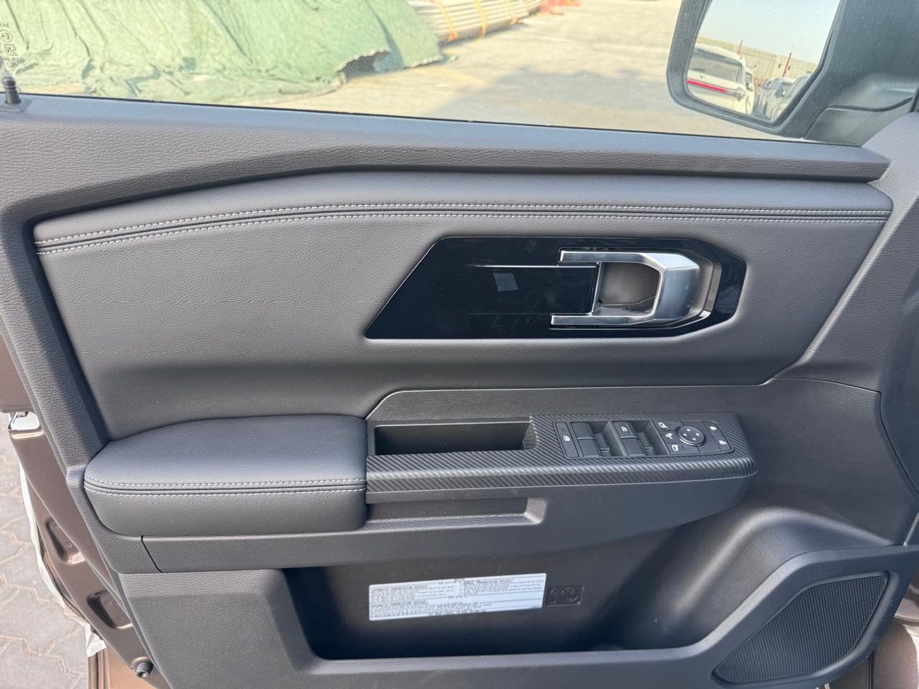 Mitsubishi L200 MITSUBISHI L200 Petrol Double Cabin 4WD 5MT 2.5L GLX_Basic Option_Bronze