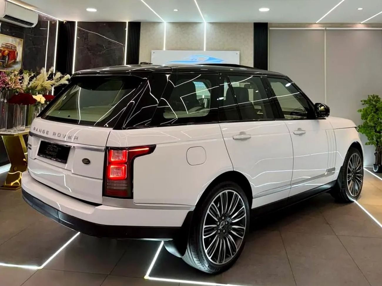 Land Rover Range Rover VOGUE SE SUPERCHARGED VOGUE V8 || GCC II FULLY LOADED || AMAZING || VERY NEAT || LOW MILEAGE