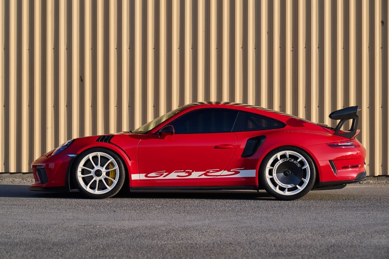 بورش 911 بورشه GT3 RS - Weissach  بورشه 911 GT3 RS مميزة جدًا مع الحزمة النادرة والمطلوبة "Weissach". في الجي