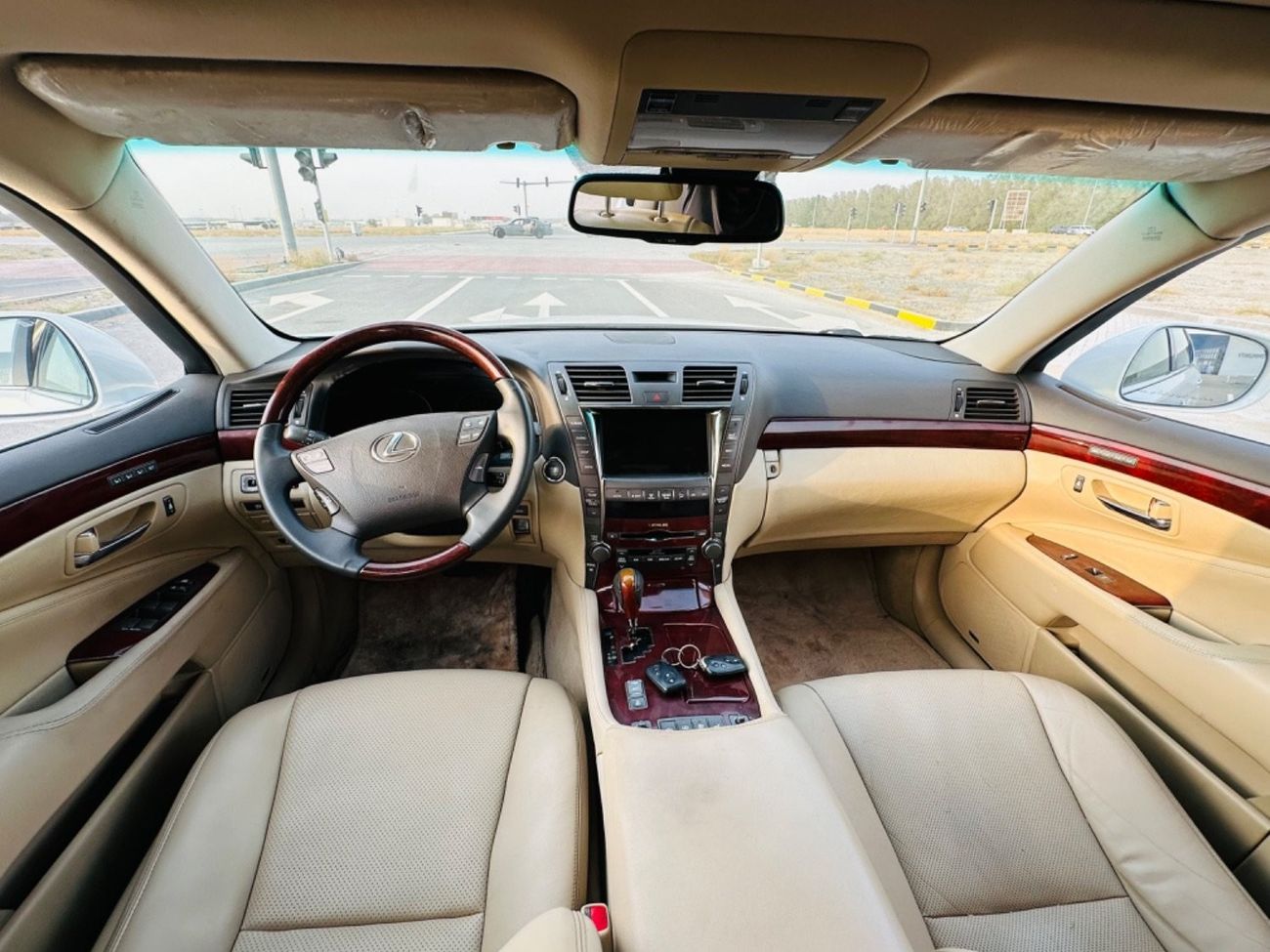 لكزس LS 460 موديل 2009 خليجي فل مواصفات كراسي جلد وفتحه وتحكم كهربي كامل ونظام صوت ممتاز وكاميرا خلفيه