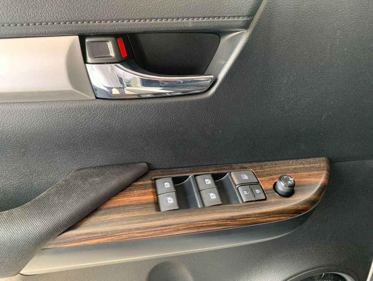 تويوتا هيلوكس TOYOTA HILUX SR5 2.7L V4 WITH PUSH START & REAR CAMERA