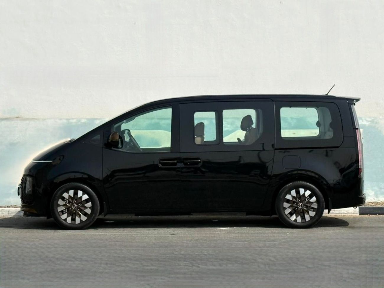 Hyundai Staria Luxury 3.5L HYUNDAI STARIA LUXURY | GCC SPECS | YEAR: 2024 | KMS: 35,800 | 5-YEARS WARRANTY | 5-YEAR