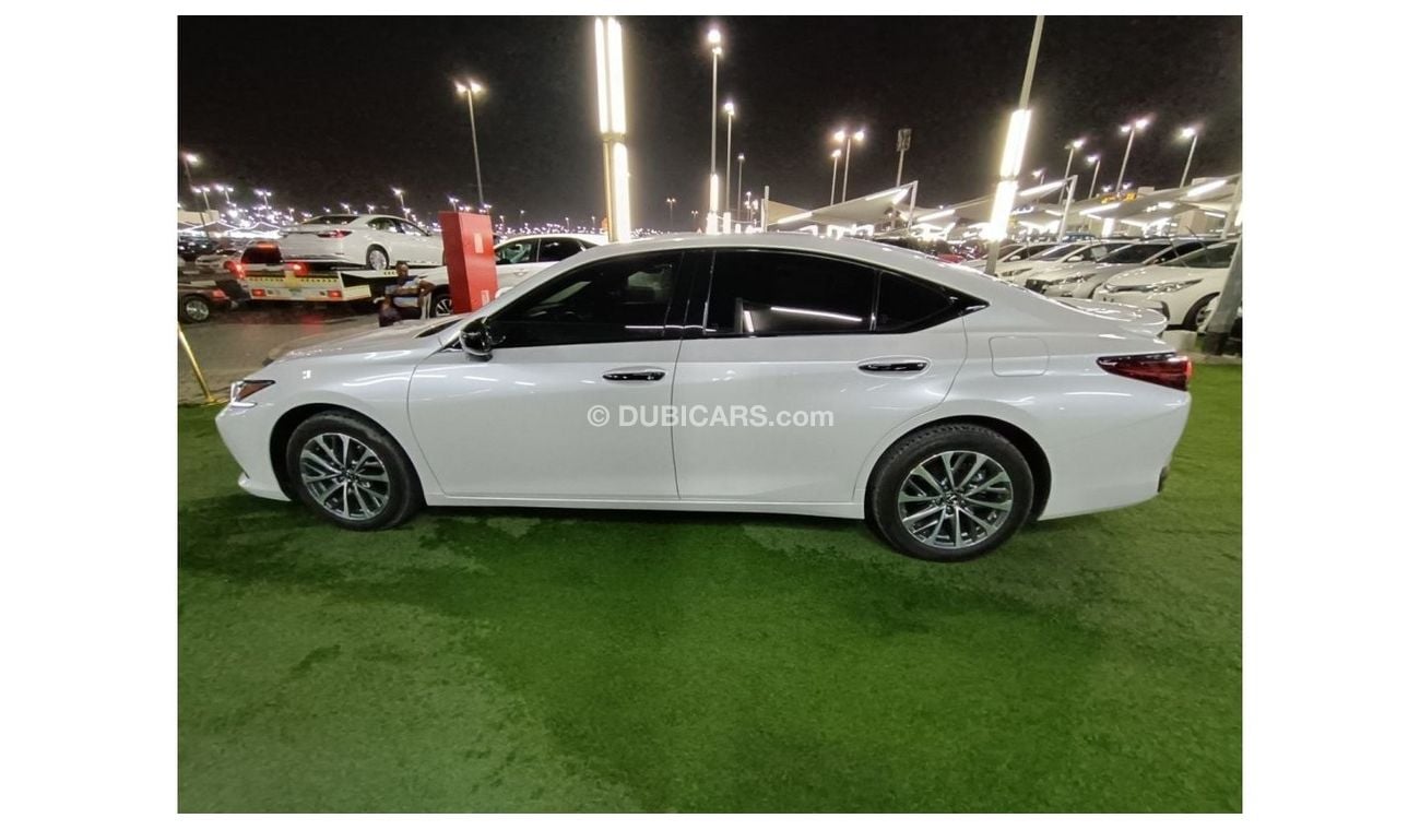 Lexus ES 300 Hybrid The car is in very good condition without accidents.inside and outside is very clean.