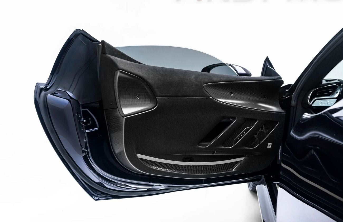 فيراري SF90 سبيدر 4.0L Twin-Turbocharged V8 + 3 Electric Motors