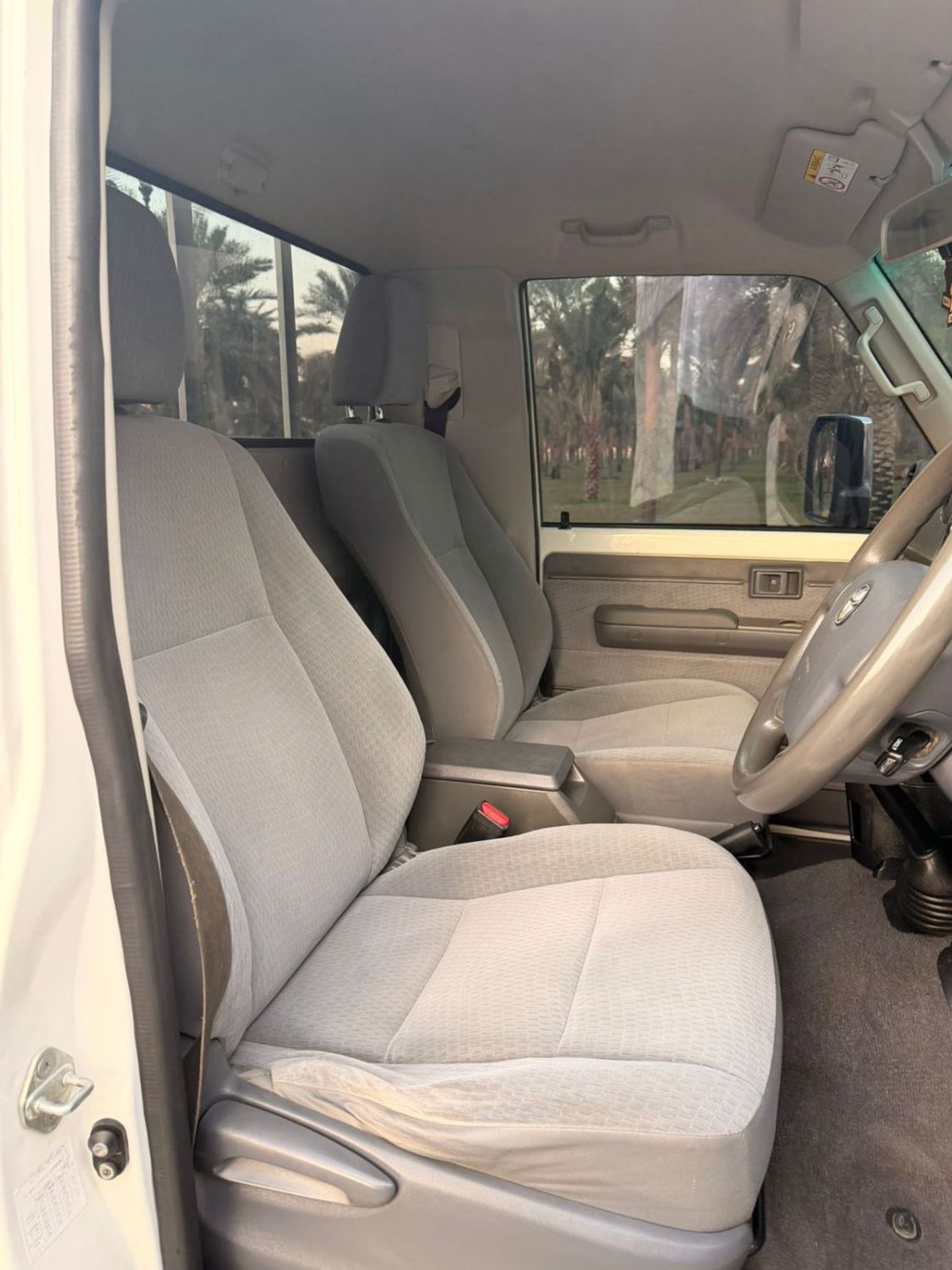 تويوتا لاند كروزر بيك آب diesel 4.5 liter ,right hand drive ,2024 shape ,year model 2017 ,only for export available