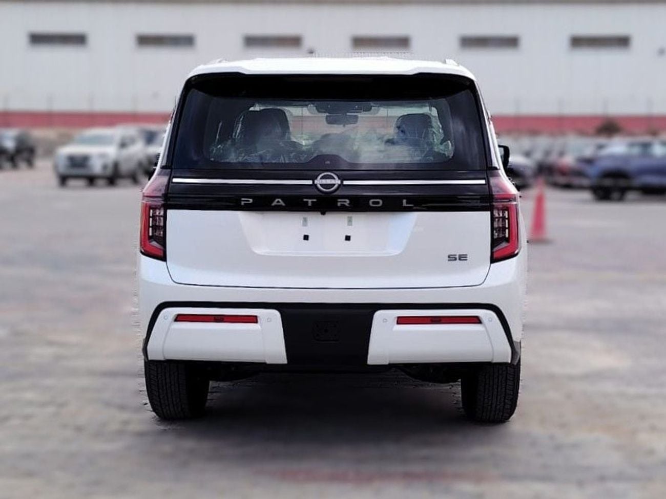 نيسان باترول Nissan Patrol SE T2 3.8l petrol 4WD Gcc White inside black Color 2026 model