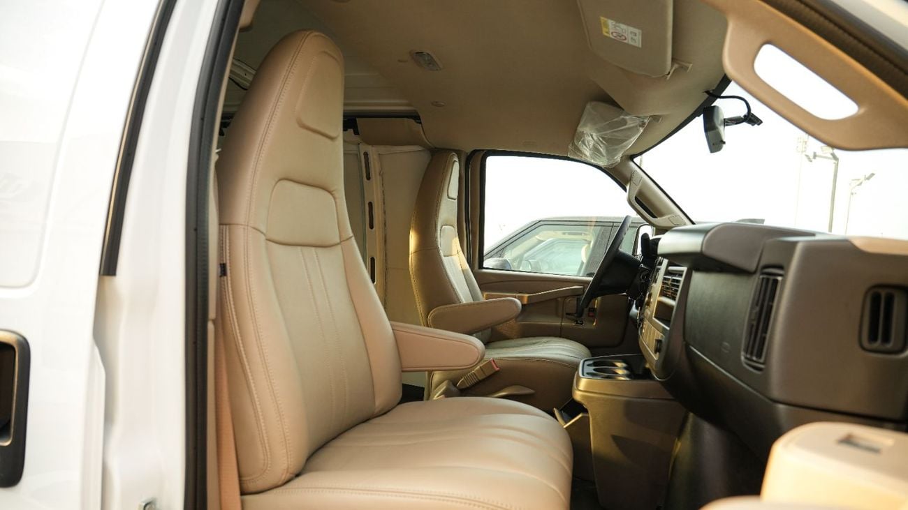 GMC Savana V8 6.6 Normal Wheelbase 2025 MY