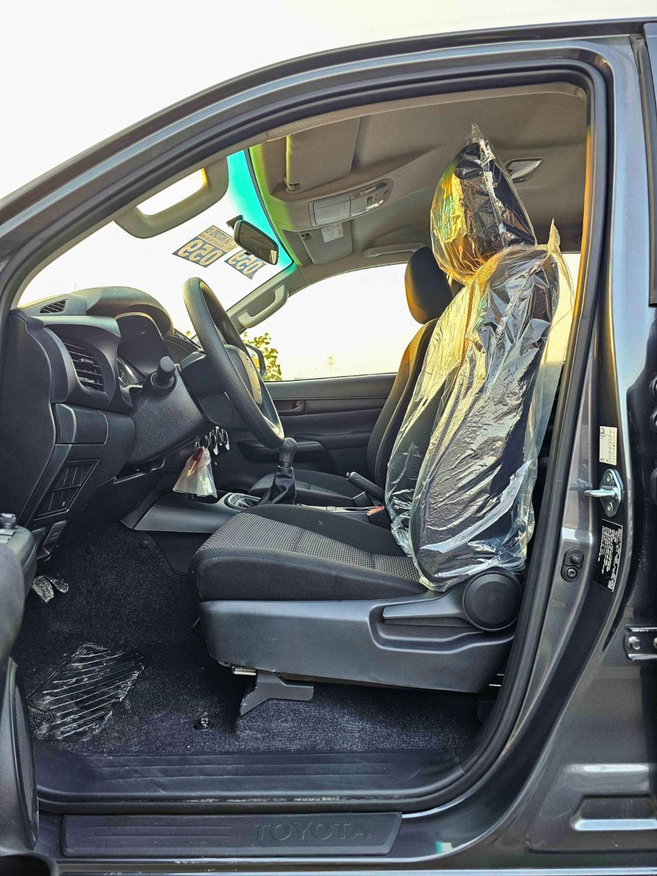 Toyota Hilux WIDE BODY DOUBLE CABIN / 2.4L DIESEL M/T 4WD/ FR+RR CHROME BUMPERS / COOL BOX (CODE # HDMH)