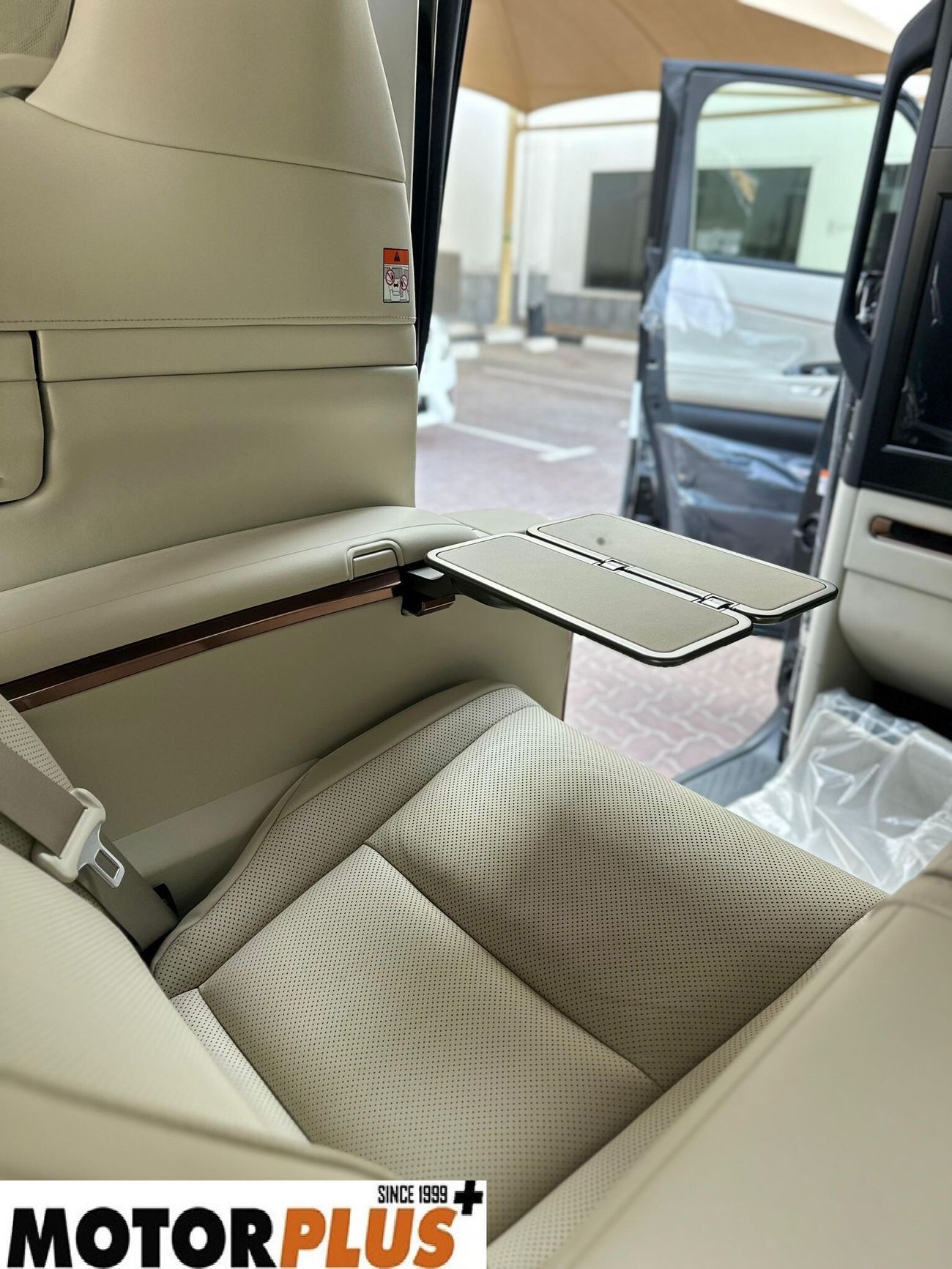 لكزس LM 350h Hybrid 4 Seater 2025 - Ready Stock!