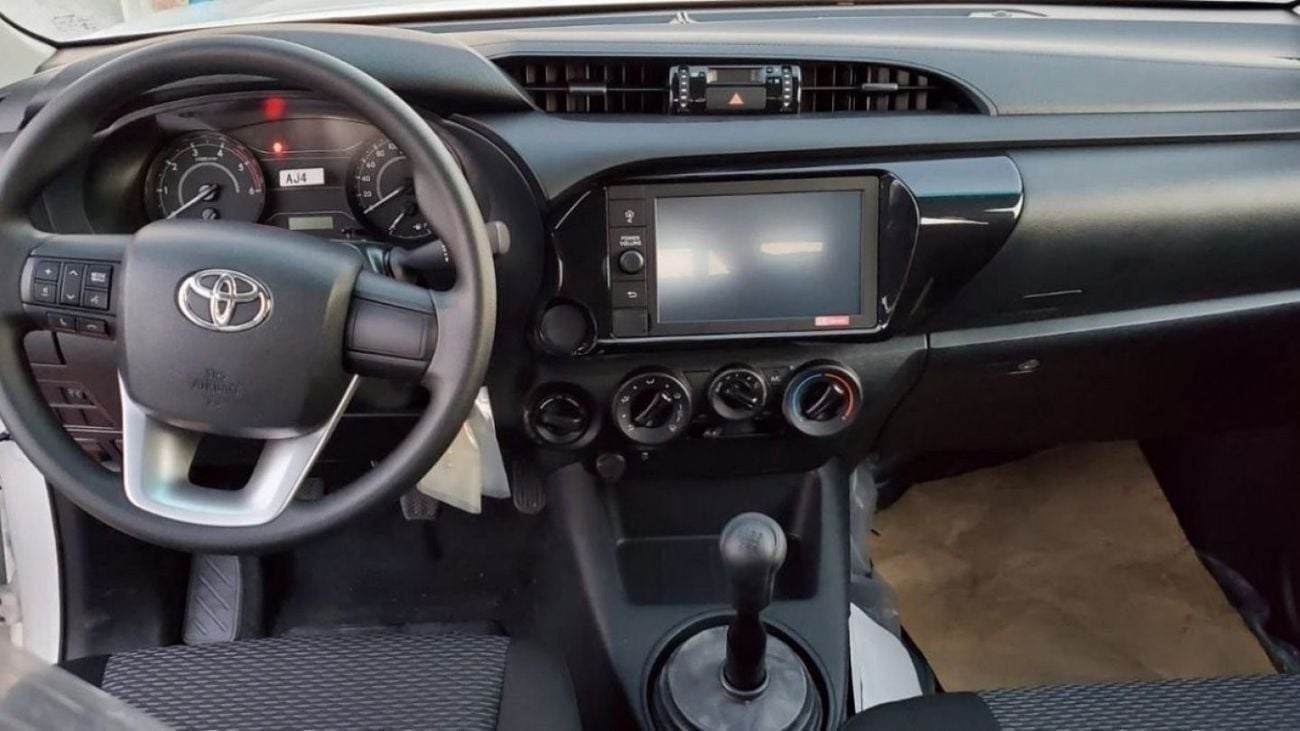 تويوتا هيلوكس double cabin 2.4 Diesel ,,,4X4,,, white color Black interior 2024 Basic option