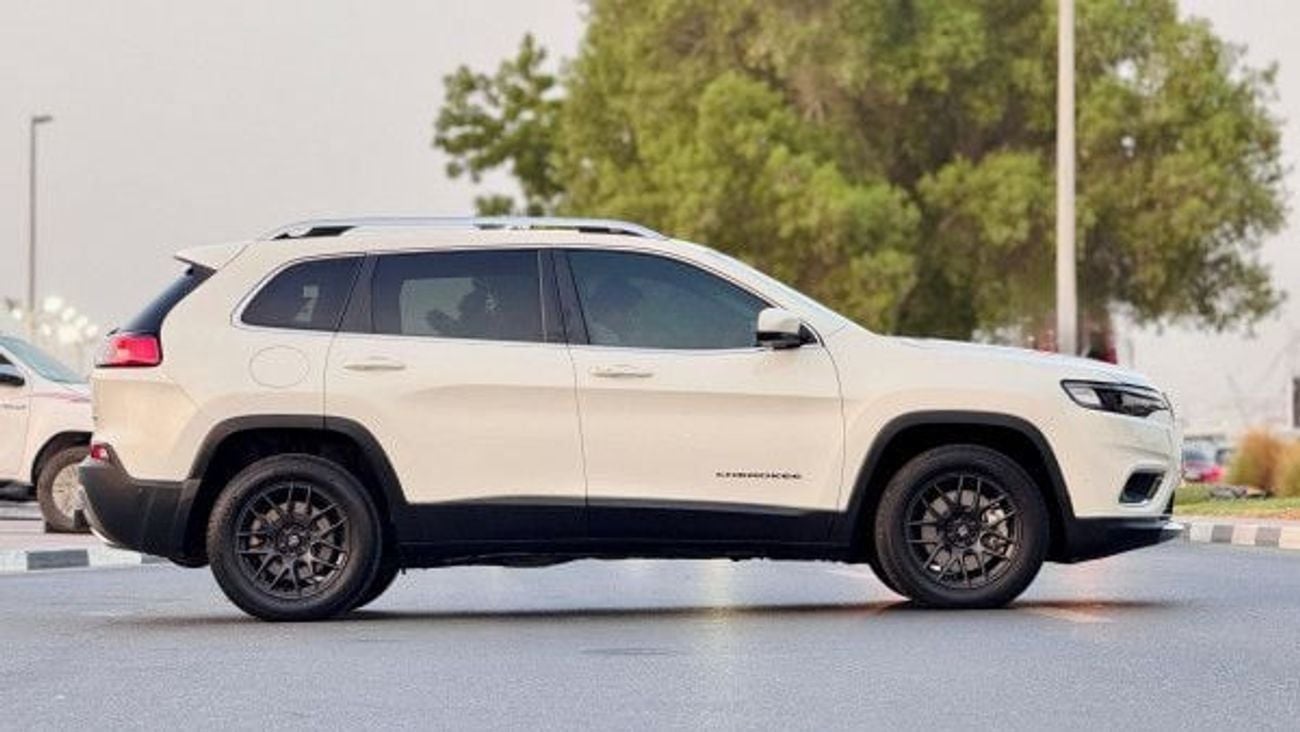 جيب شيروكي PREMIUM FEATURES | AT | LEATHER SEATS | 3.2L PETROL ENGINE | 4WD