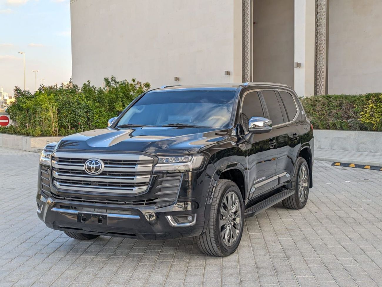 Toyota Land Cruiser GXR 4.0L (271 HP) 4WD FACELIFT TO LC300 INTERIOR AND EXTERIOR