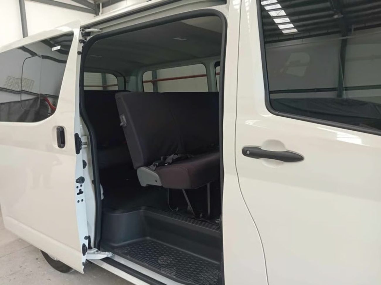 Toyota Hiace Toyota Hiace 2.8 L Diesel STD Roof ( Black Bumper)