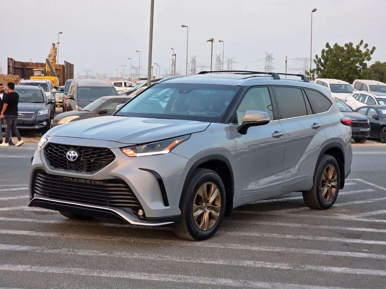Toyota Highlander 2.5 Hybrid ( Bronze Edition) Sunroof, Push button, Trunk automatic and with spacial interior leather