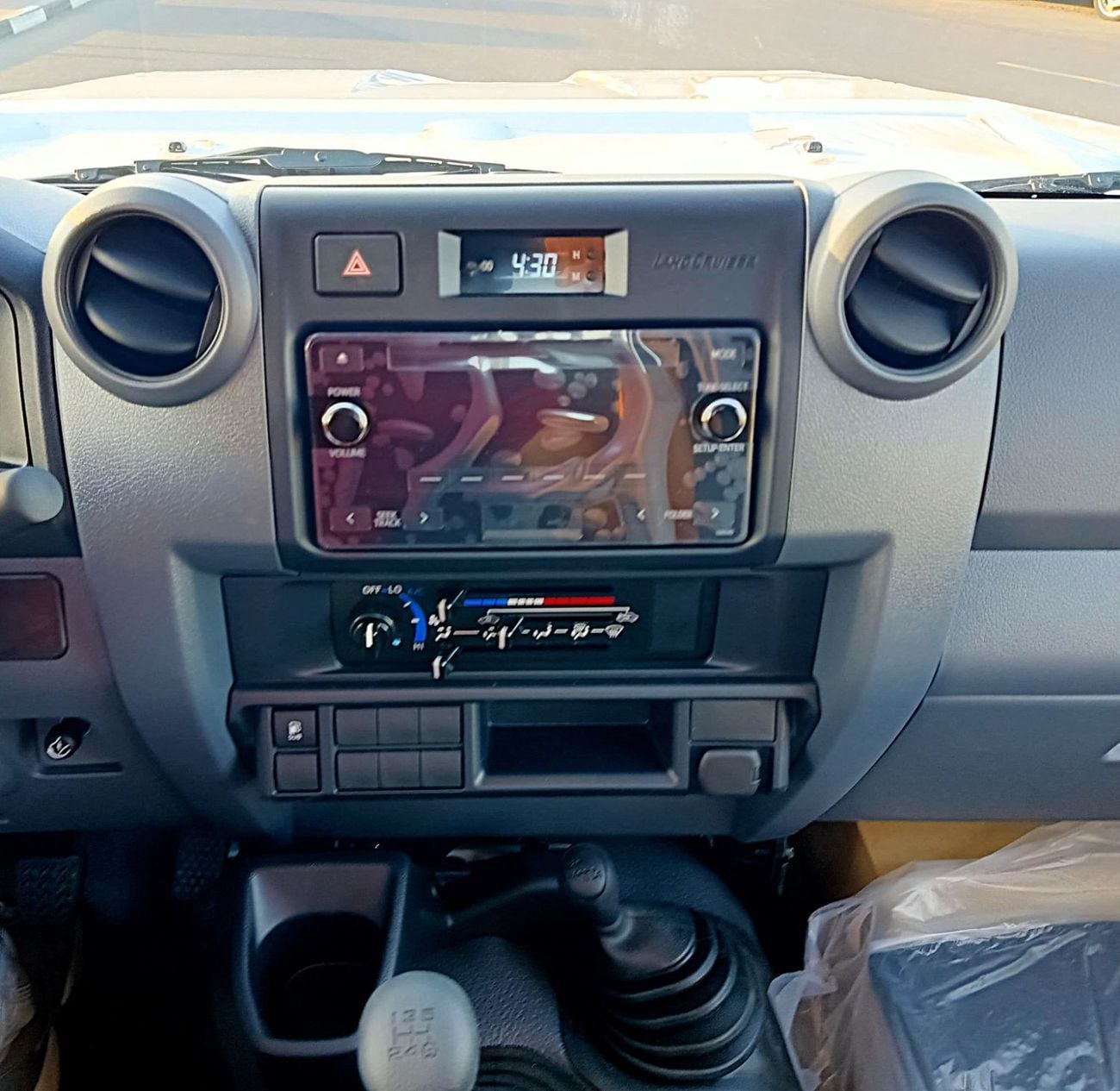 Toyota Land Cruiser Pick Up SC 4.0L pickup S.C Petrol  4.0L 6V M/T 4*4 basic 2025 With No Restrictions