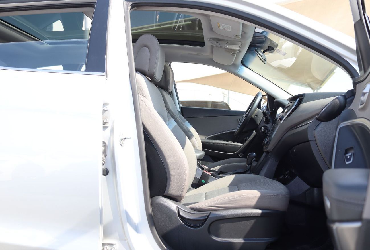Hyundai Santa Fe GL 2.4L AWD Hyundai Santa Fe 2016, GCC car, in excellent condition, 7 seats, 2.4L, panoramic roof