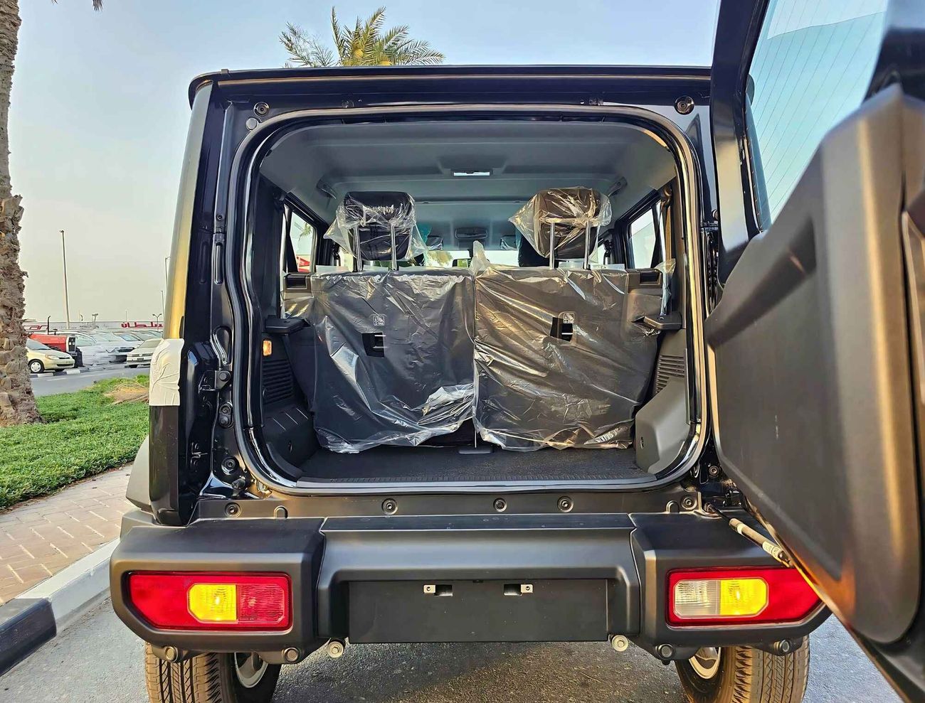 سوزوكي جيمني GLX / ALL GRIP OF ROAD / 1.5L V4 / A/T /  9" DISPLAY / 4X4 (CODE # 68007)