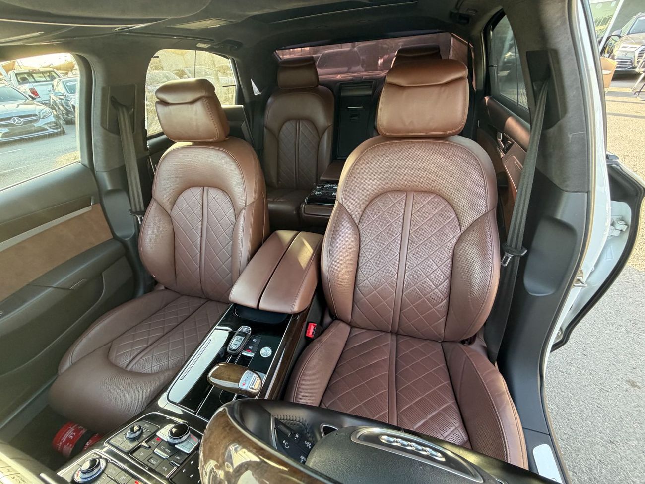 Audi A8 L 60 TFSI quattro 4.0L (454 HP)