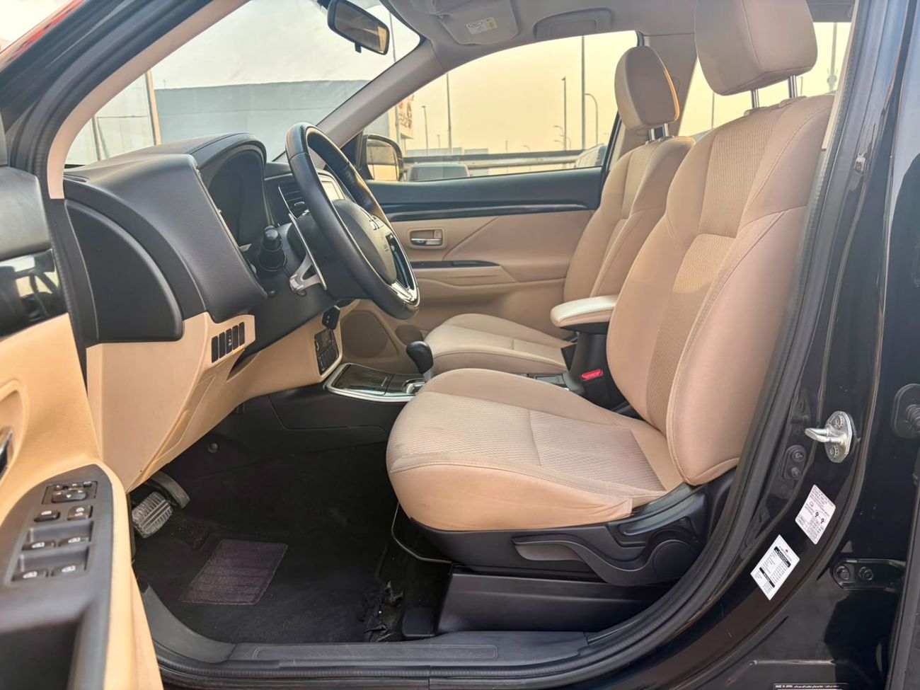 Mitsubishi Outlander GLX HIGHLINE FABRIC 820-Monthly l GCC l 4WD , Cruise, Camera l Accident Free