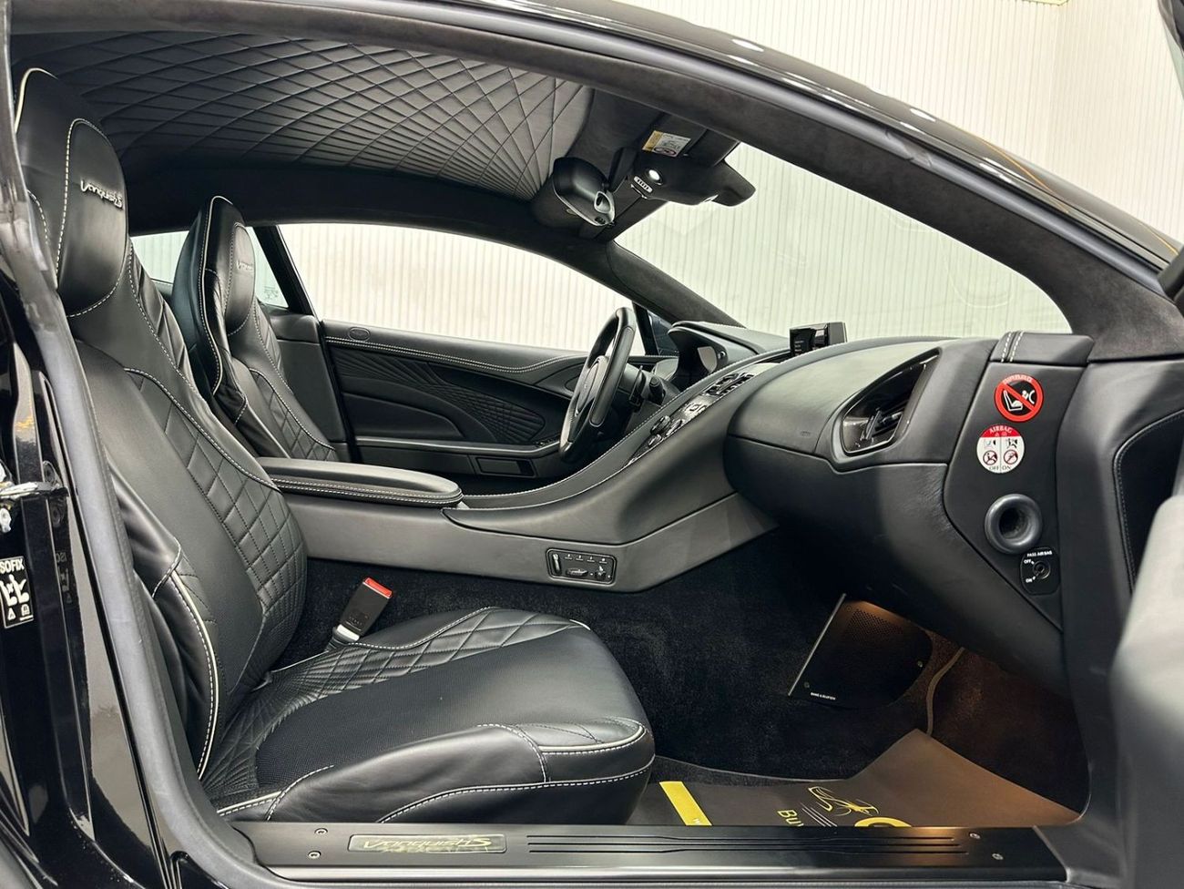 أستون مارتن فانكويش S 2017 Aston Martin Vanquish S, Warranty, Full Options, Very Low Kms, Excellent Condition