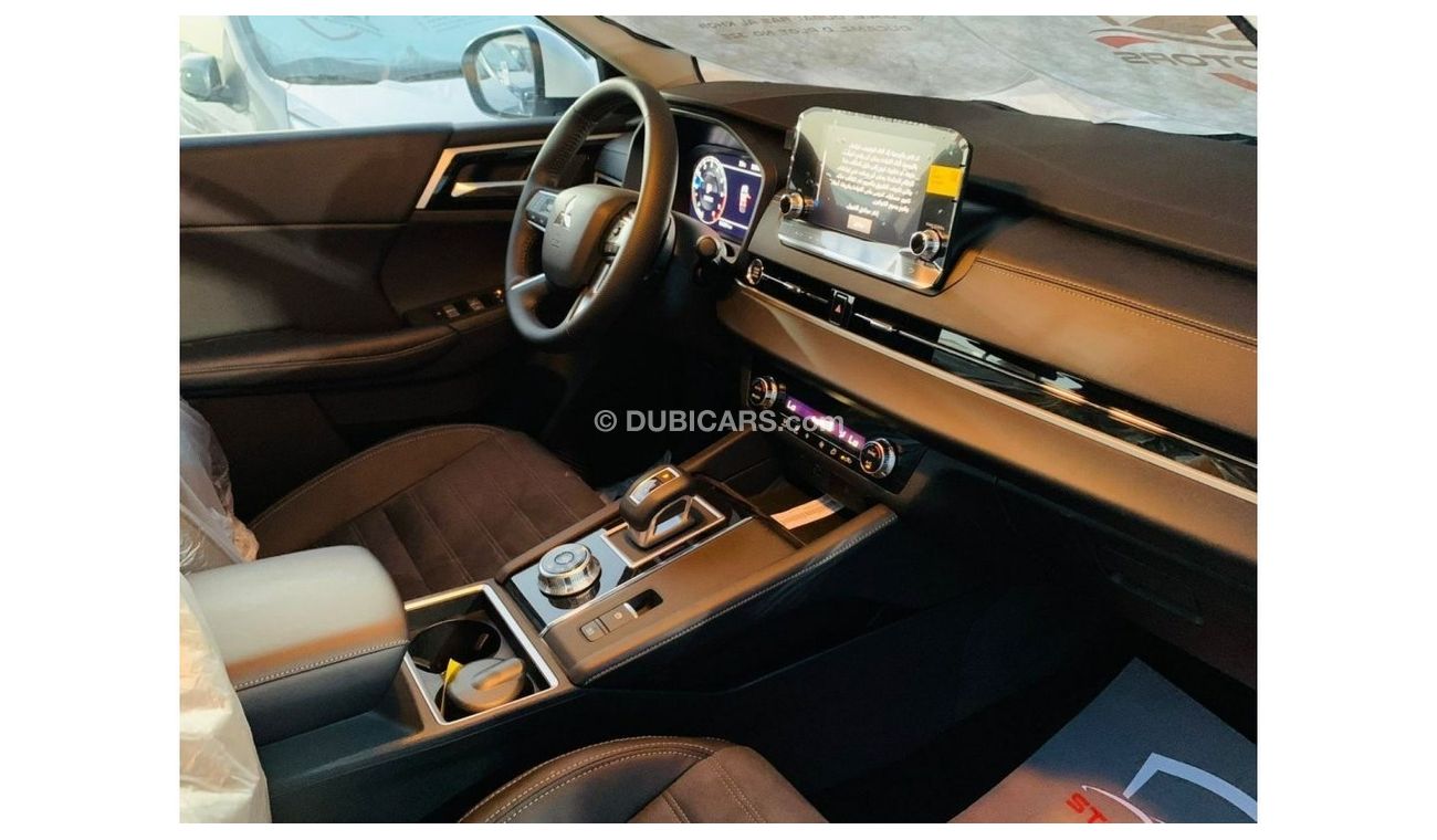 Mitsubishi Outlander BRAND NEW MITSUBISHI OUTLANDER GCC SPEC 2.5L SUV 4WD 7 SEATER 5 DOOR DUAL A/C PANORAMIC SUNROOF AVIL