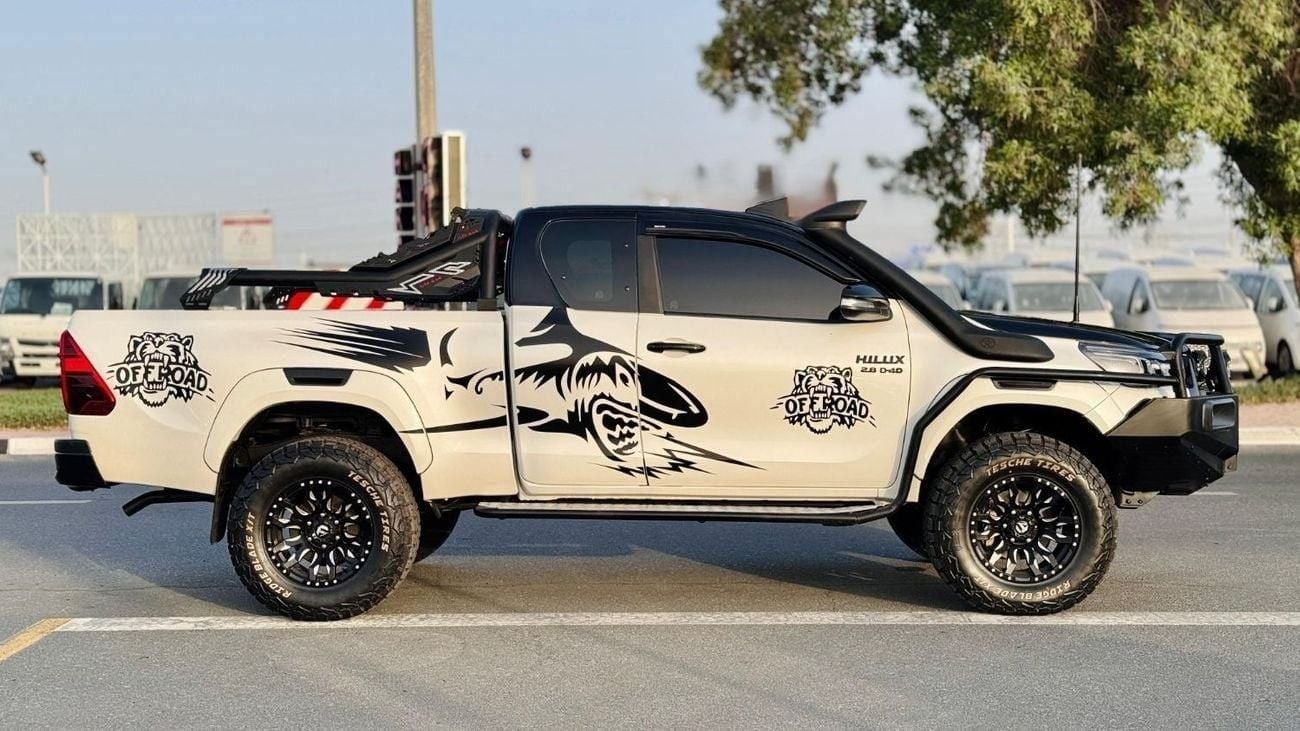 Toyota Hilux SMART CAB | PREMIUM BULL BAR WITH LED FOCUSED LIGHTS | 2.8L DIESEL ENGINE | 2023