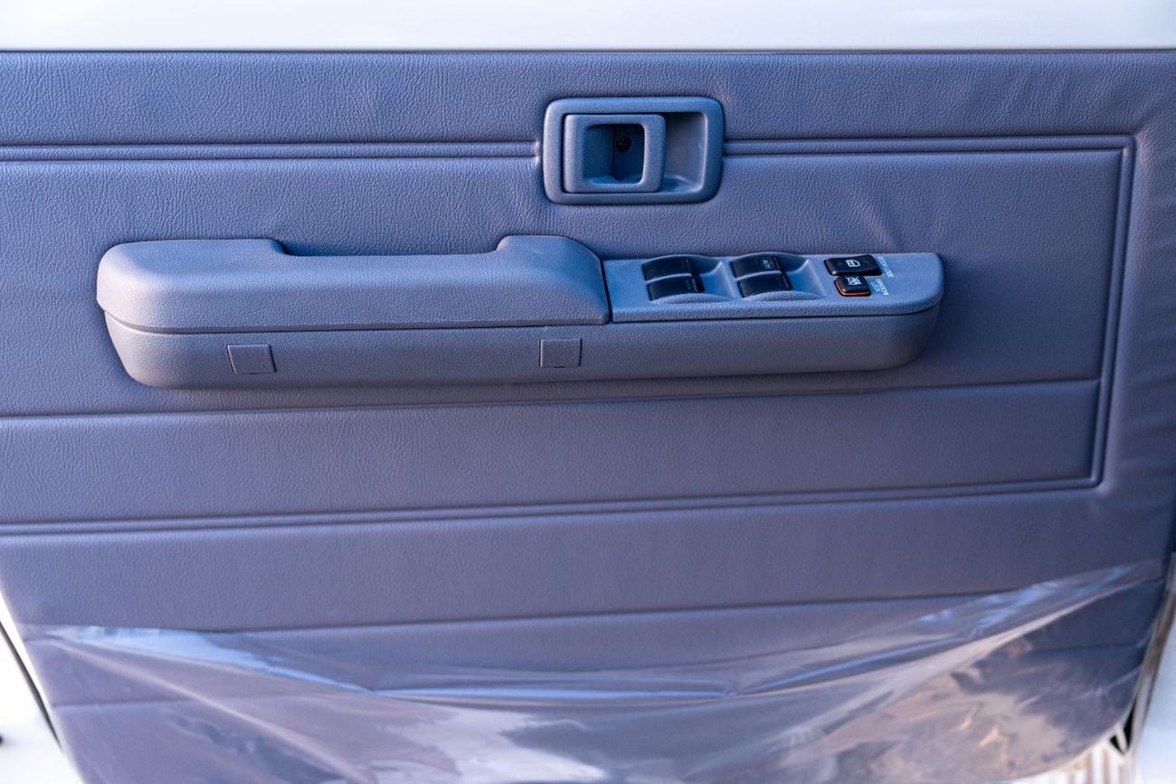 تويوتا لاند كروزر 76 Toyota Land Cruiser 2025 LC76 9-seater 4.2Ldiesel manual 4x4