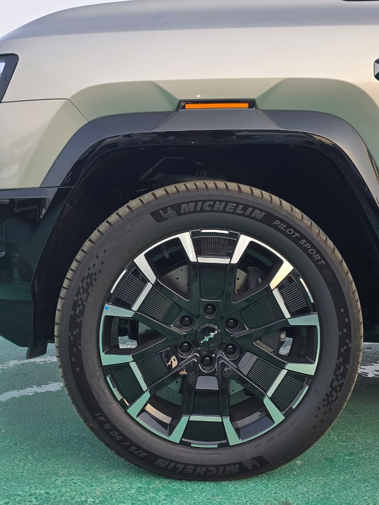 بي واي دي ليوبارد 8 Smart and Brave Flagship Edition (7 Seats)