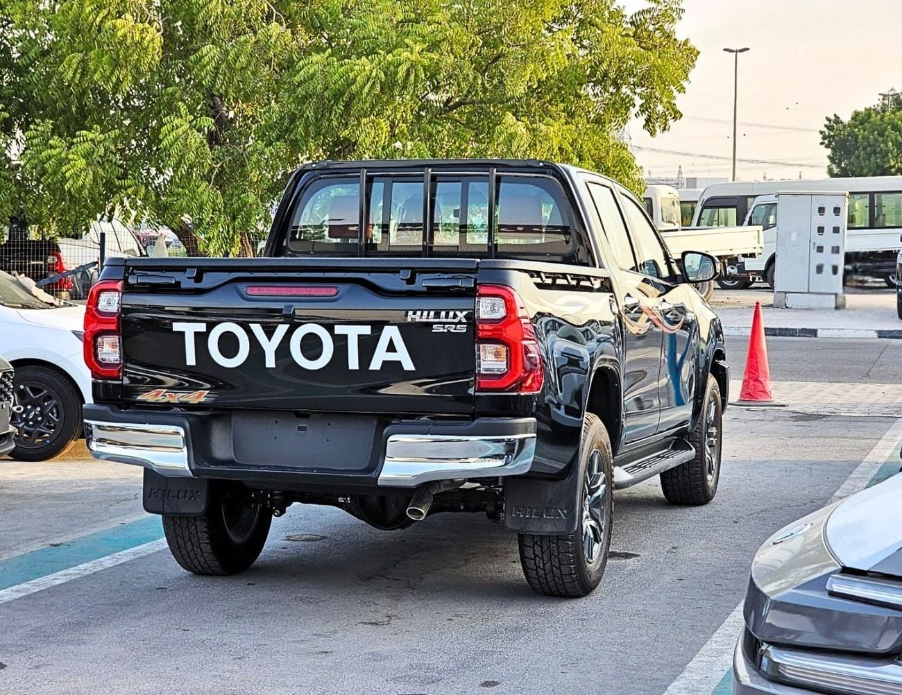 Toyota Hilux SR5 WIDE BODY DOUBLE CABIN || FULL OPTION  | PUSH START| WITHOUT DIFF-LOCK | PETROL M/T 2.7L V4 4WD