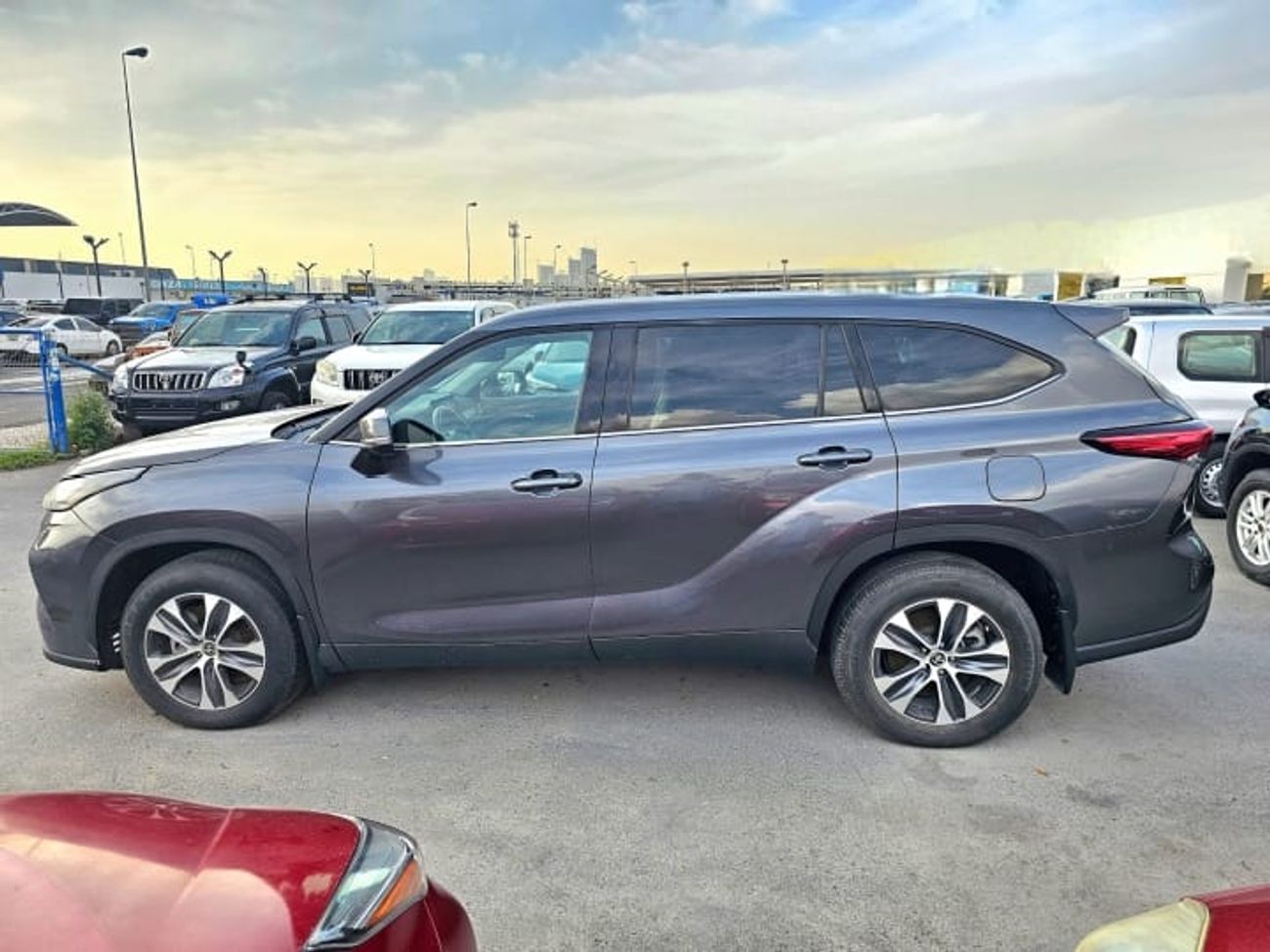 Toyota Highlander XLE-Non Hybrid-3.5L-AWD-LHD-American specs-6 Cylinders-petrol-Automatic-7 Seats-5 Doors