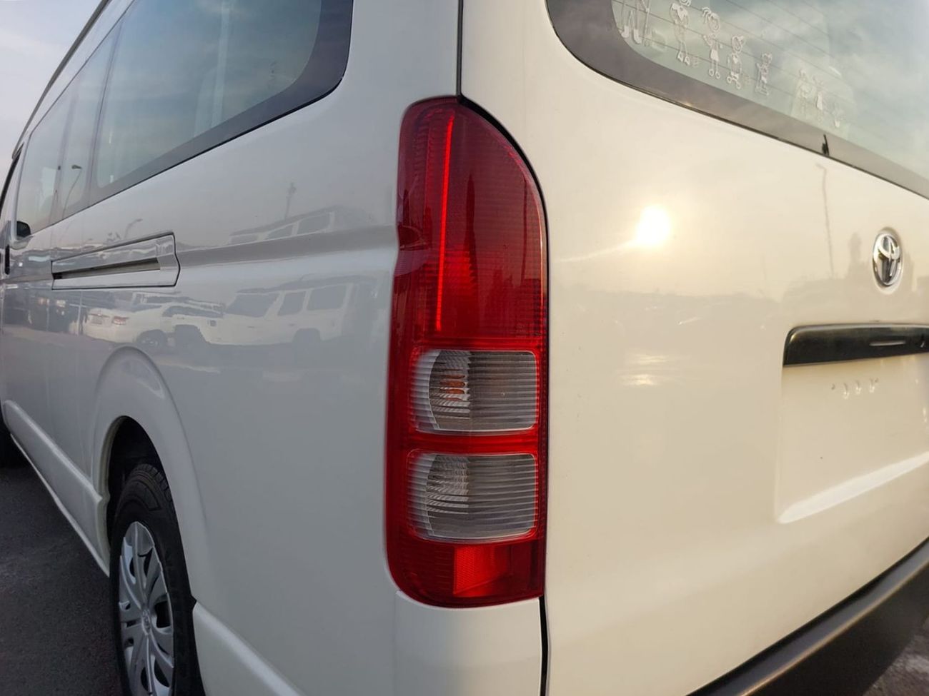 Toyota Hiace TOYOTA HIACE COMMUTER VAN RHD 2005 MODEL 2.5 L DIESEL MANUAL(PM07223)