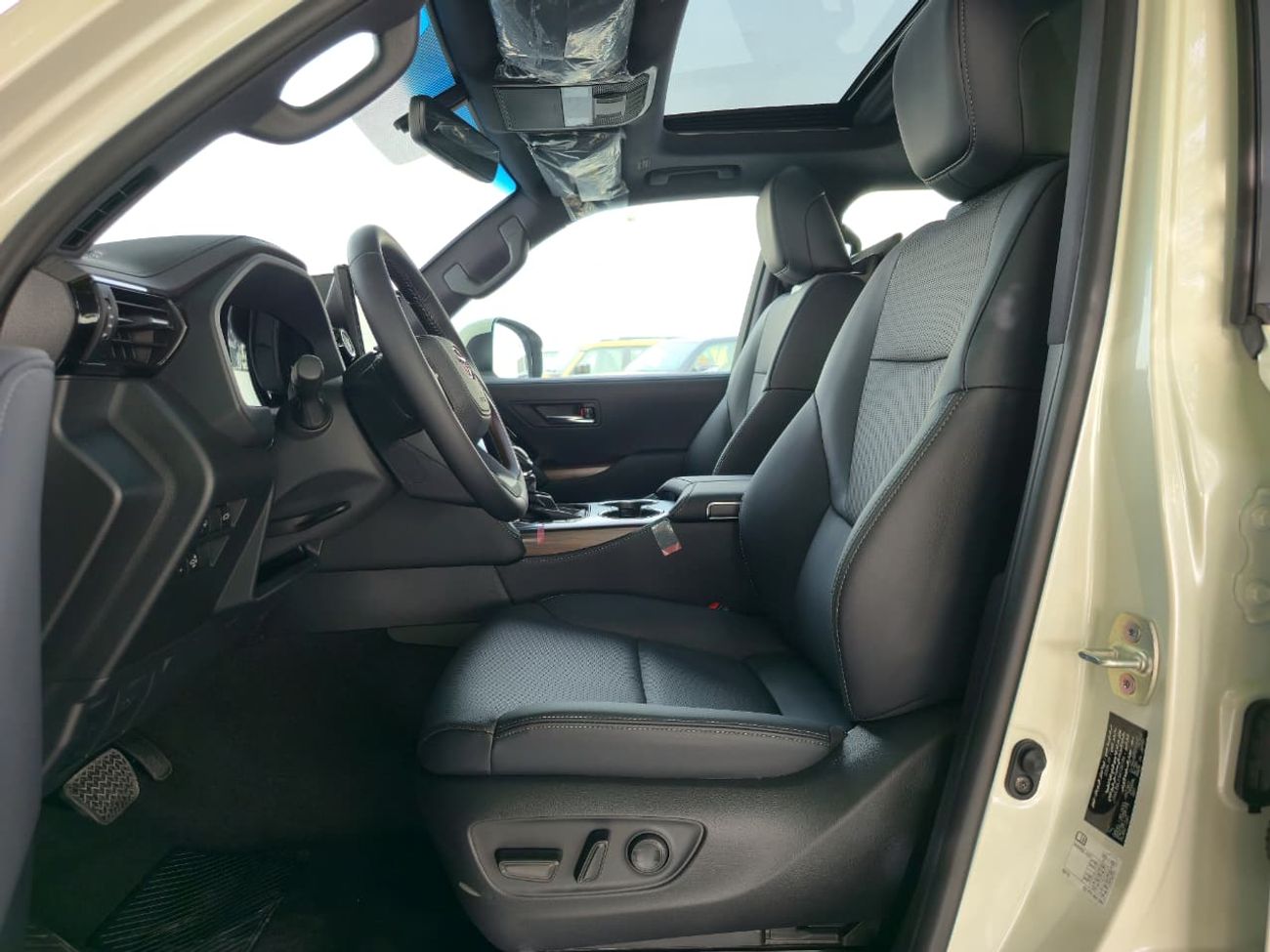 تويوتا لاند كروزر LC300 GXR 4.0 - HIGH OPTIONS - WITHOUT RADAR - 2025 MODEL - WHITE INSIDE BLACK - GCC SPECS