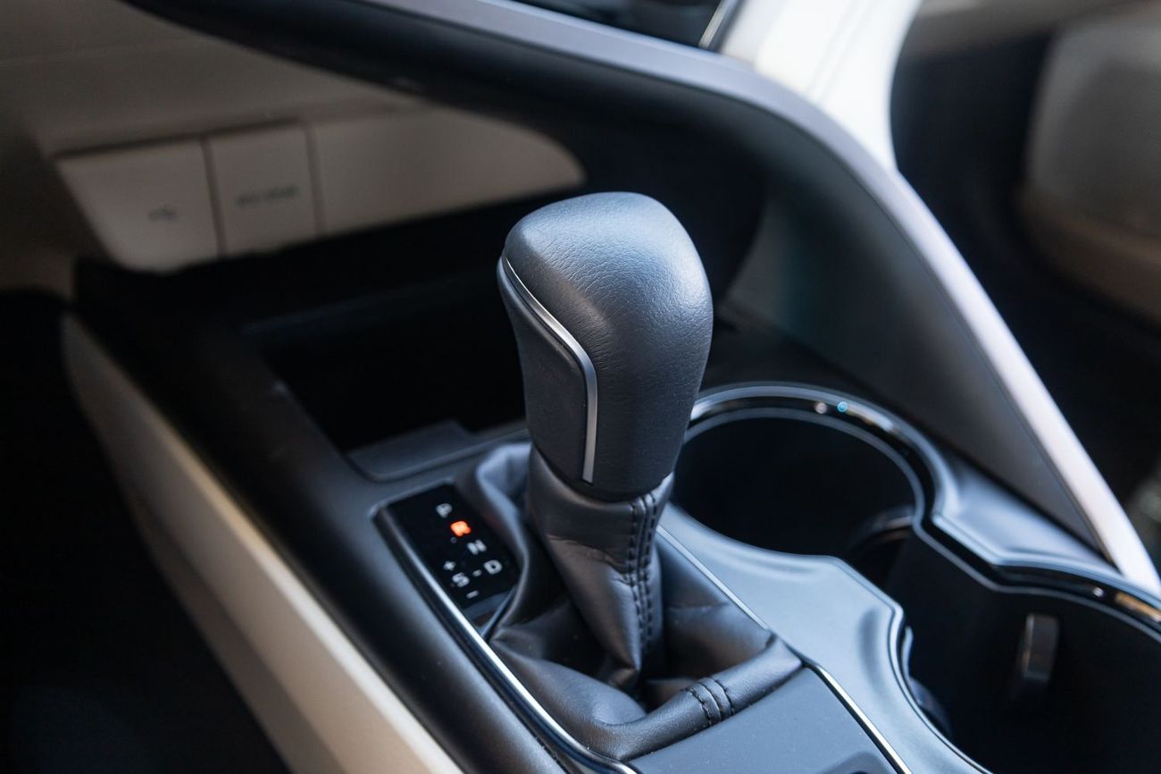 Toyota Camry SE 2.5L (204 HP)