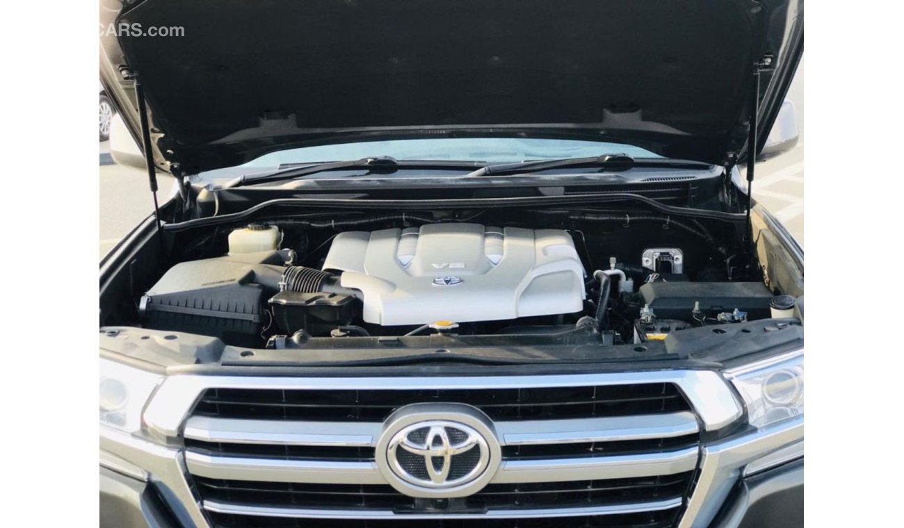 تويوتا لاند كروزر Toyota landcruiser petrol engine model 2010 grey colour 7 seater very clean and good condition