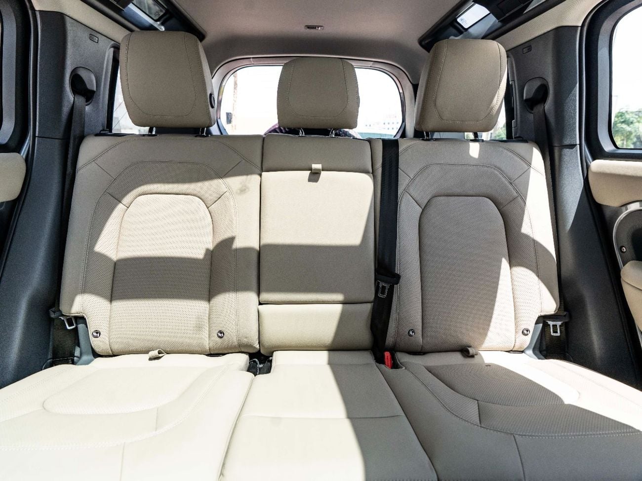 Land Rover Defender P300 110 SE 2.0L (5 Seater)