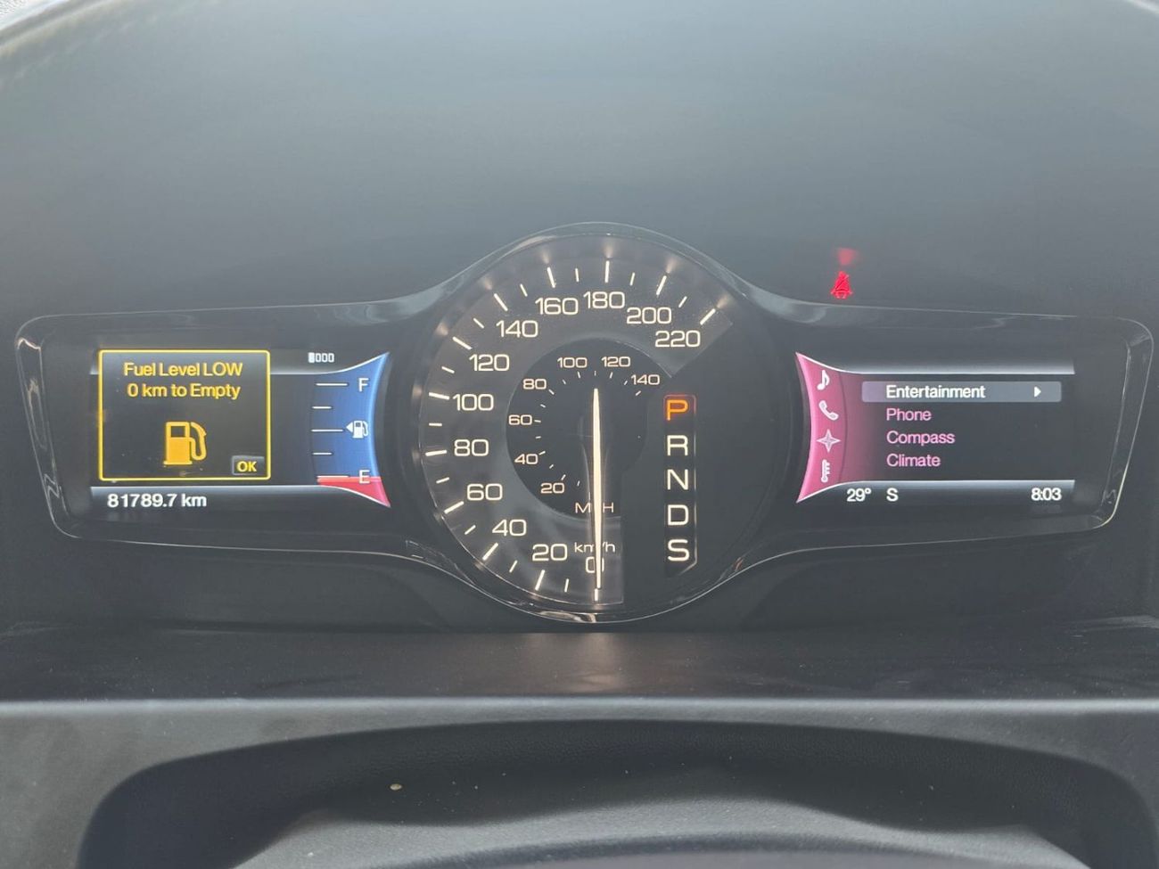 Lincoln MKX 2013 Lincoln MKX – Luxury midsize SUV in excellent condition. Powered by a strong 3.7L V6 engine wit