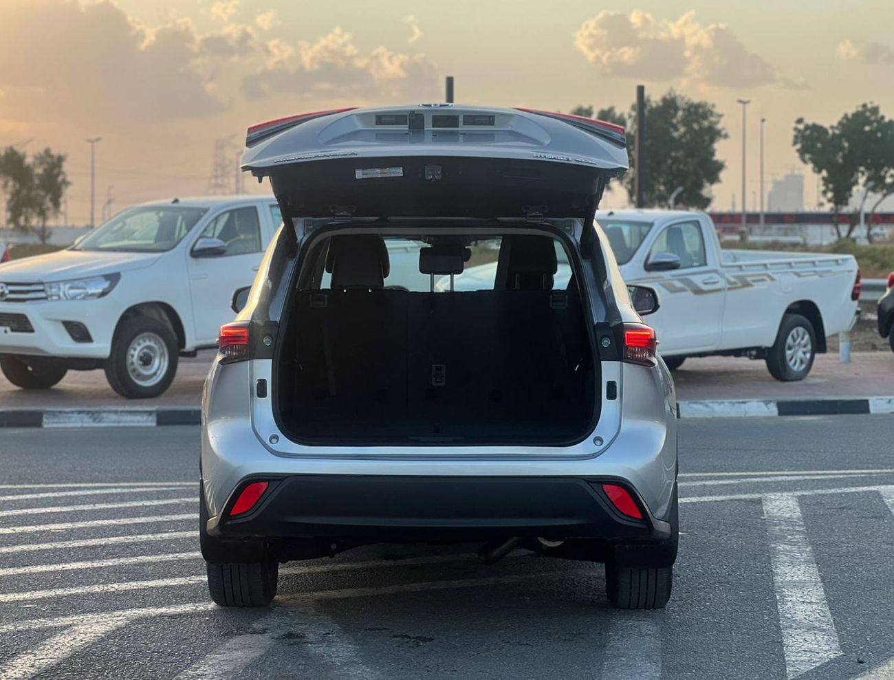 Toyota Highlander 2023 Toyota Highlander Hybrid XLE Full Option - 2.5L V4 - AWD 4x4 - Rear Camera - Sunroof- Leather s