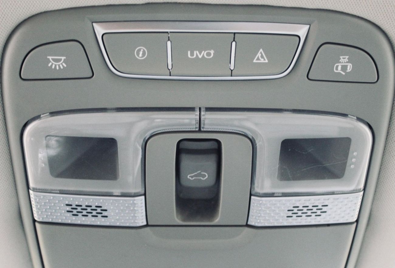 كيا تيلورايد The Kia Telluride is a popular 3-row, 7-8 seater midsize SUV, recognized for its luxurious, upscale 