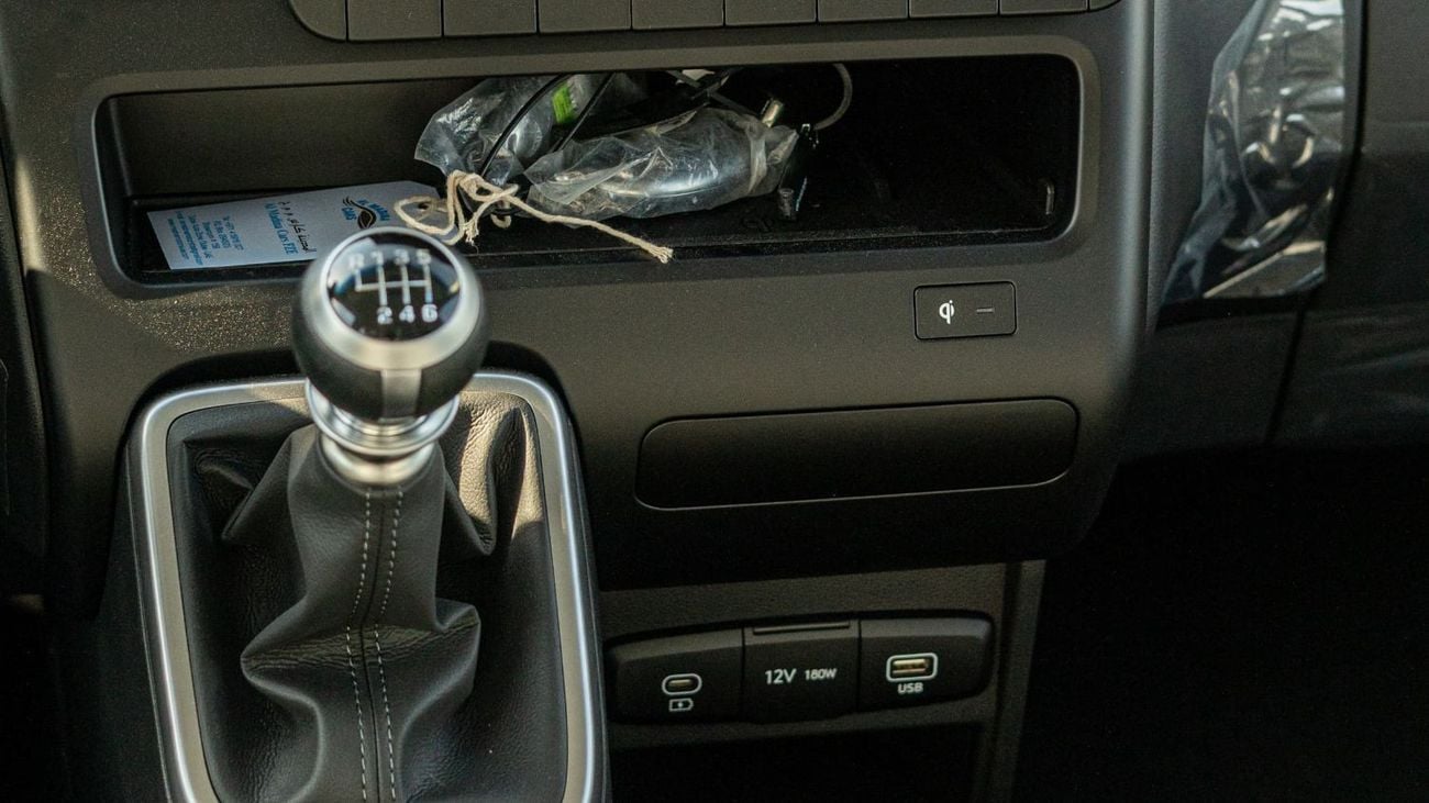 هيونداي ستاريا Premium 11-Seater 2.2-liter 4-cylinder Turbo-charged Diesel 2024YM